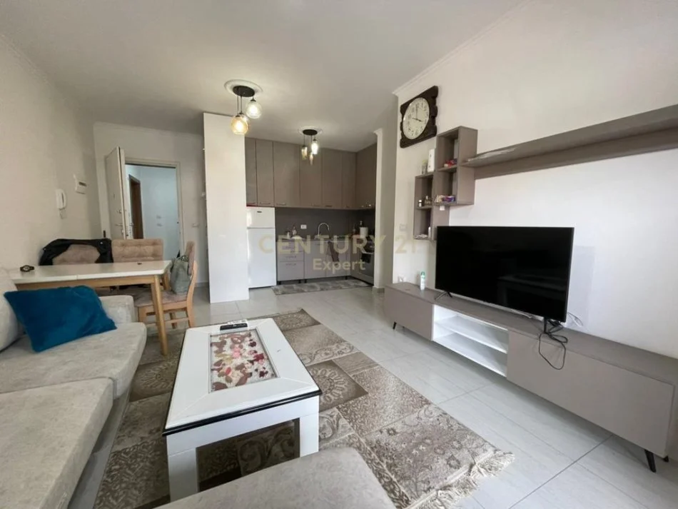 Tirane, jepet me qera apartament 2+1 Kati 1, 80 m² 600 € 