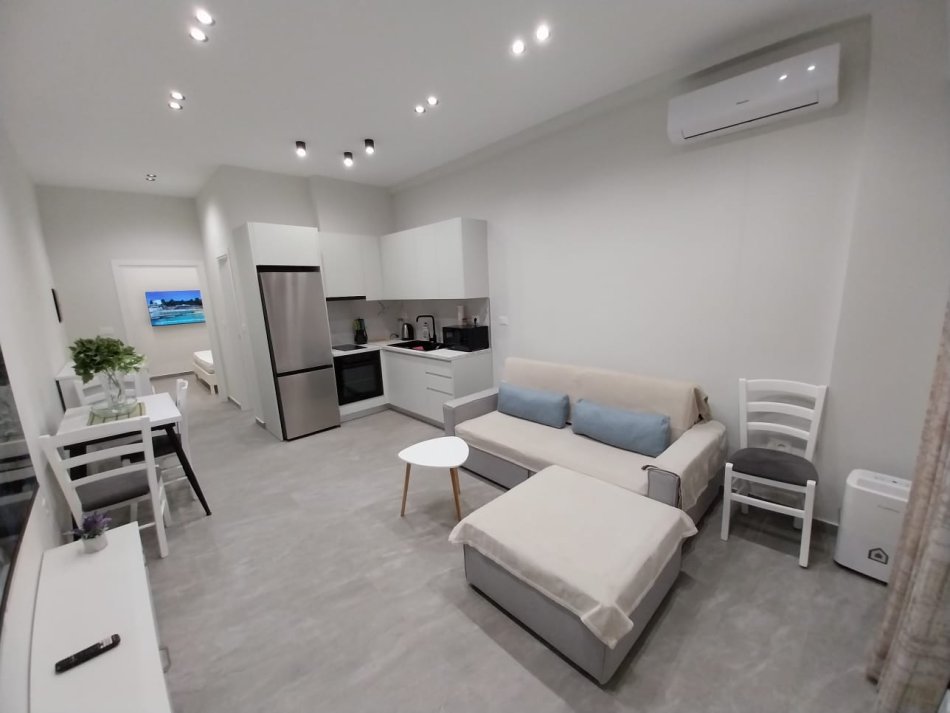 🏡Vlore, jepet me qera apartament 1+1 Kati 1, 350 € (Prane Muradies,Rruga Ali demi,Vlorë)