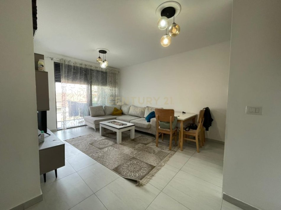 Tirane, jepet me qera apartament 2+1 Kati 1, 80 m² 600 € 