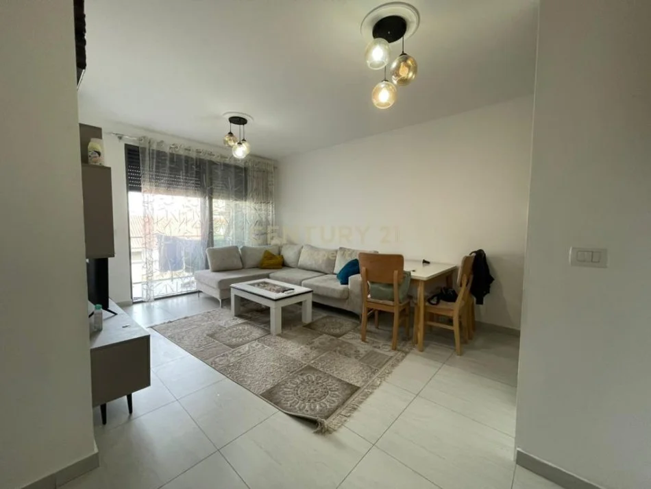 Tirane, jepet me qera apartament 2+1 Kati 1, 80 m² 600 € 