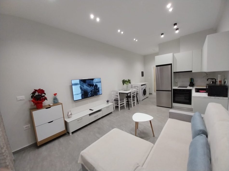 🏡Vlore, jepet me qera apartament 1+1 Kati 1, 350 € (Prane Muradies,Rruga Ali demi,Vlorë)