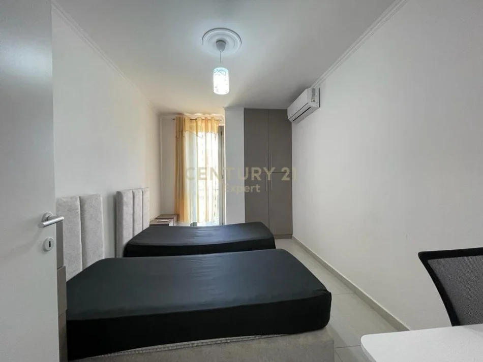Tirane, jepet me qera apartament 2+1 Kati 1, 80 m² 600 € 
