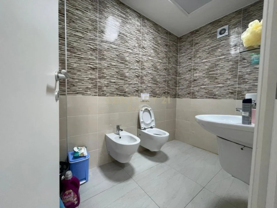 Tirane, jepet me qera apartament 2+1 Kati 1, 80 m² 600 € 