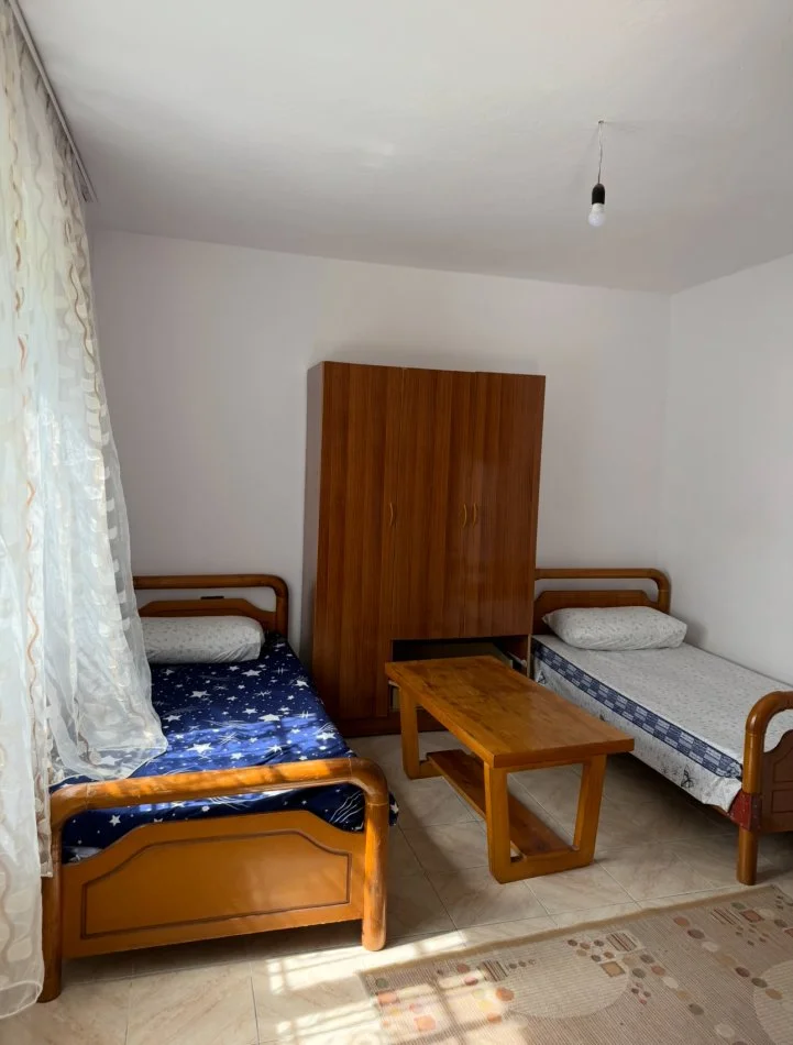 Tirane, jap me qera garsonier 1+1 Kati 1, 33 m² 300 € (Garsoniere te Kryqezimi vasil shantos me muhamed gjolleshen)