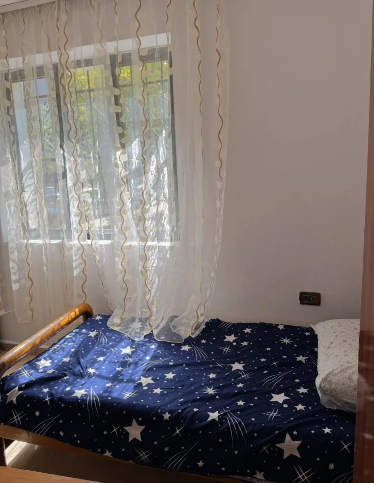 Tirane, jap me qera garsonier 1+1 Kati 1, 33 m² 300 € (Garsoniere te Kryqezimi vasil shantos me muhamed gjolleshen)