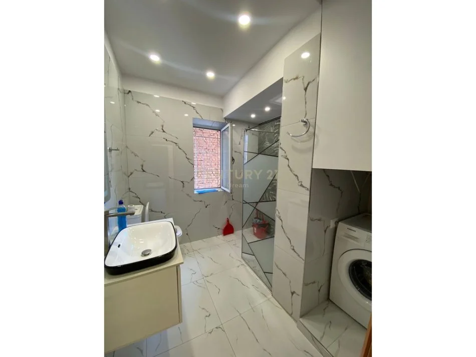 Tirane, jepet me qera apartament 1+1 Kati 3, 65 m² 550 € 