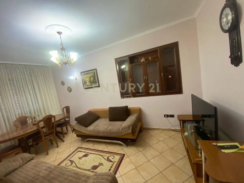 Tirane, jepet me qera apartament 2+1 Kati 3, 550 € 
