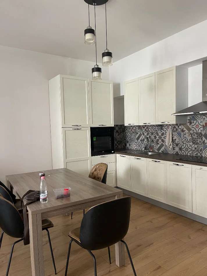 Tirane, jepet me qera apartament 1+1+Ballkon Kati 2, 75 m² 750 € (Rruga e kosovareve)