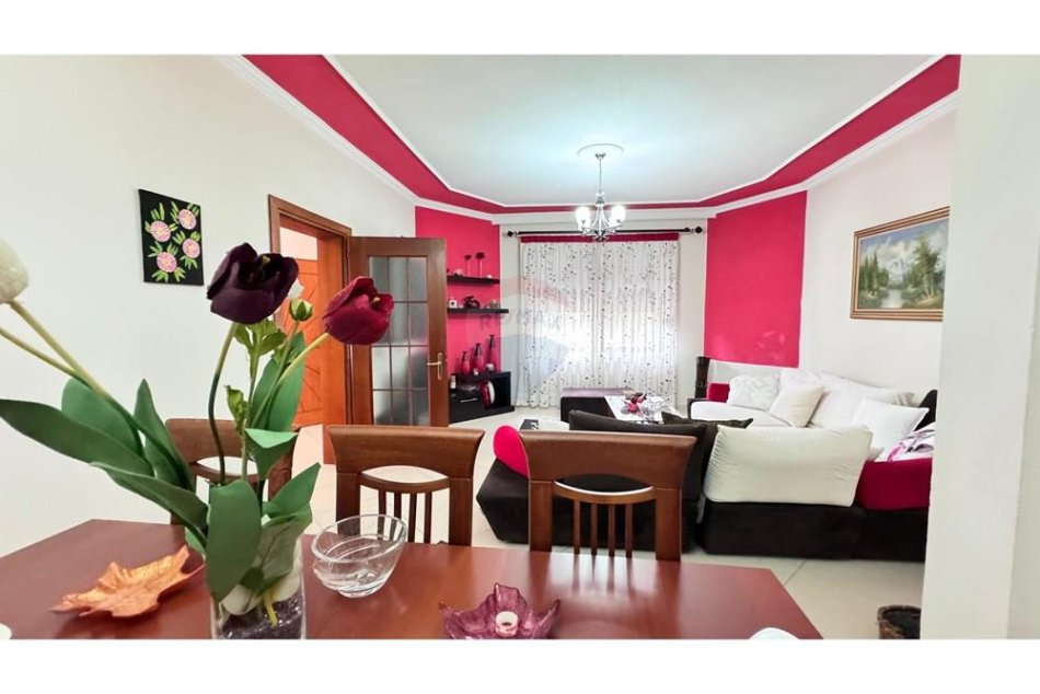 Tirane, jepet me qera apartament 2+1 , 161 m² 450 € (Laprake)