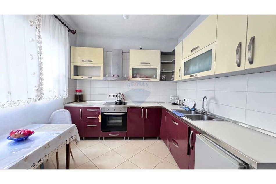 Tirane, jepet me qera apartament 2+1 , 161 m² 450 € (Laprake)