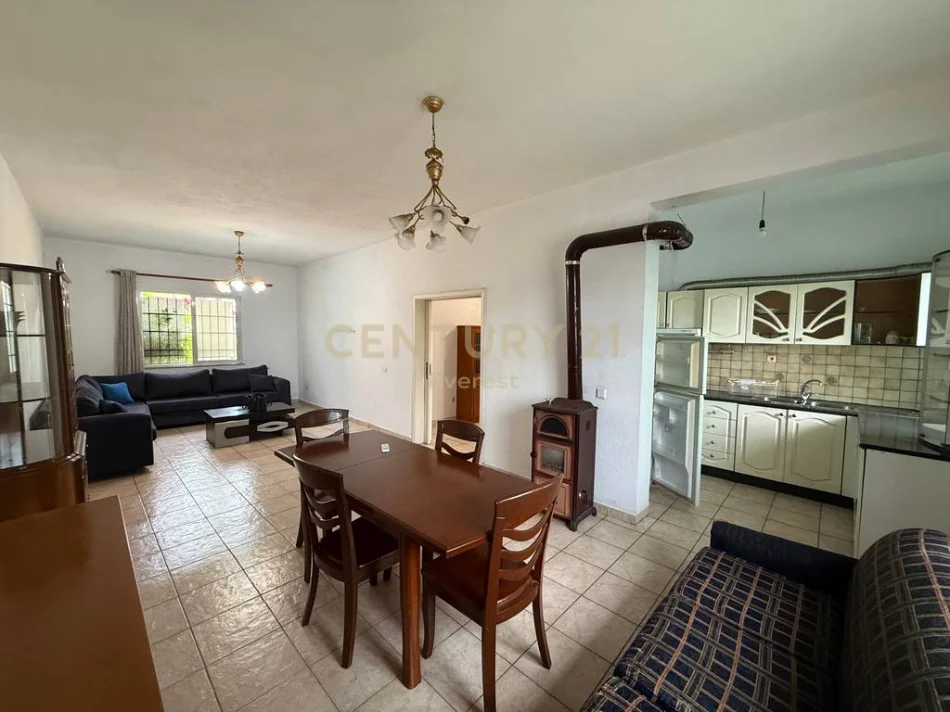 Tirane, shes shtepi 2+1+Ballkon Kati 1, 356 m² 195.000 € (kodra e priftit)