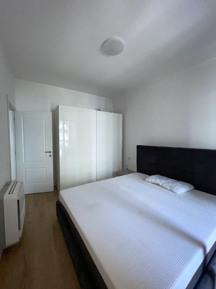 Tirane, jepet me qera apartament 1+1+Ballkon Kati 2, 75 m² 750 € (Rruga e kosovareve)