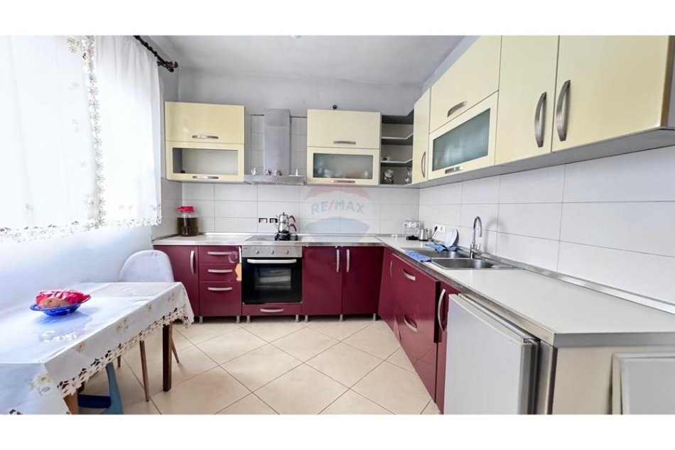 Tirane, jepet me qera apartament 2+1 , 161 m² 450 € (Laprake)