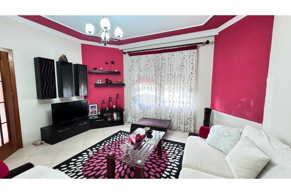 Tirane, jepet me qera apartament 2+1 , 161 m² 450 € (Laprake)