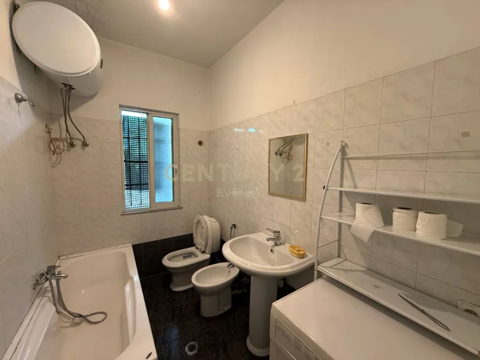 Tirane, shes shtepi 2+1+Ballkon Kati 1, 356 m² 195.000 € (kodra e priftit)