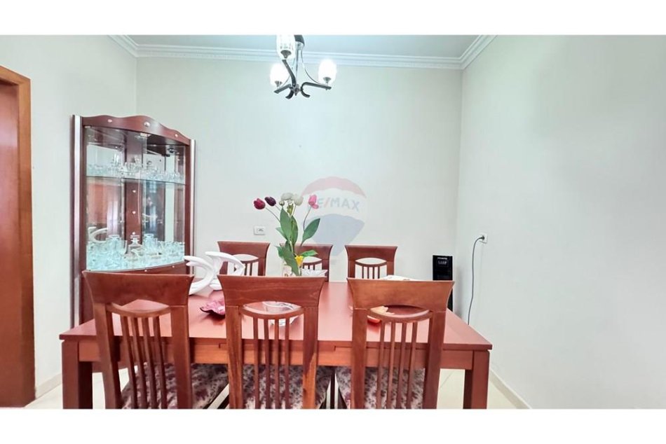 Tirane, jepet me qera apartament 2+1 , 161 m² 450 € (Laprake)