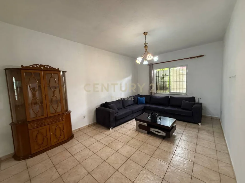 Tirane, shes shtepi 2+1+Ballkon Kati 1, 356 m² 195.000 € (kodra e priftit)