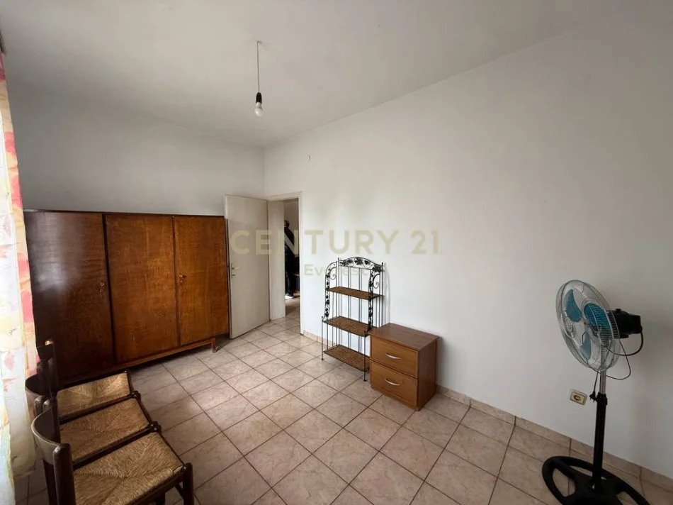 Tirane, shes shtepi 2+1+Ballkon Kati 1, 356 m² 195.000 € (kodra e priftit)
