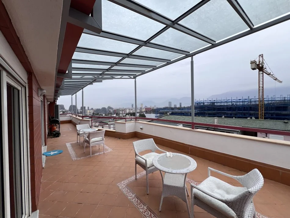Tirane, jepet me qera apartament+verande | Penthouse 2+1+Aneks+Ballkon Kati 5, 160 m² 800 € (Liqeni Thate)