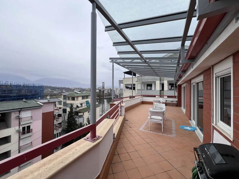 Tirane, jepet me qera apartament+verande | Penthouse 2+1+Aneks+Ballkon Kati 5, 160 m² 800 € (Liqeni Thate)