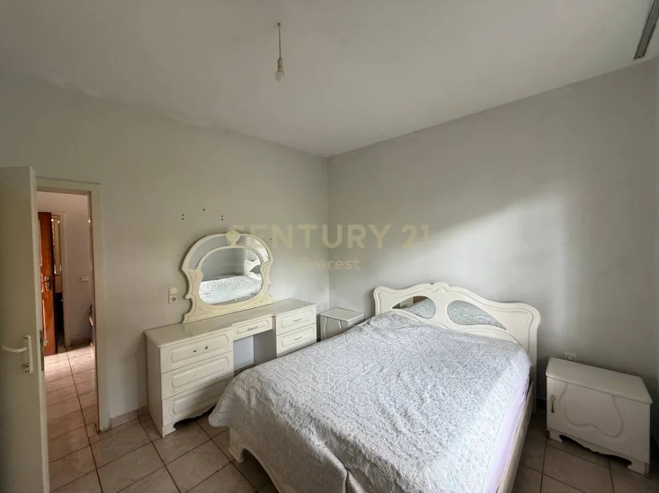 Tirane, shes shtepi 2+1+Ballkon Kati 1, 356 m² 195.000 € (kodra e priftit)