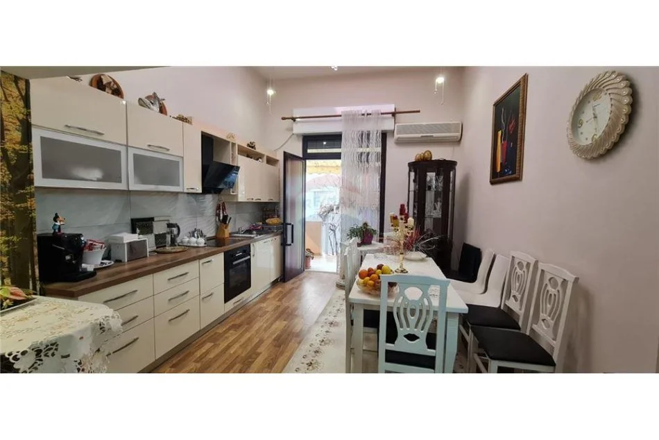 Tirane, jepet me qera apartament 2+1 , 78 m² 650 € (Rruga Eduart Mano-Kopeshti Zoologjik)