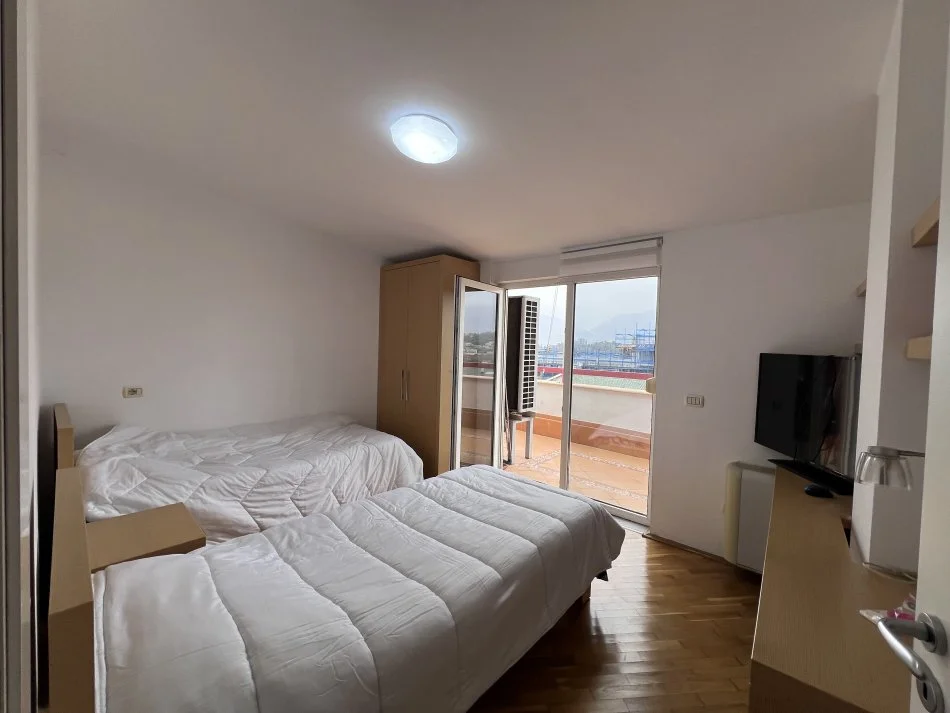 Tirane, jepet me qera apartament+verande | Penthouse 2+1+Aneks+Ballkon Kati 5, 160 m² 800 € (Liqeni Thate)
