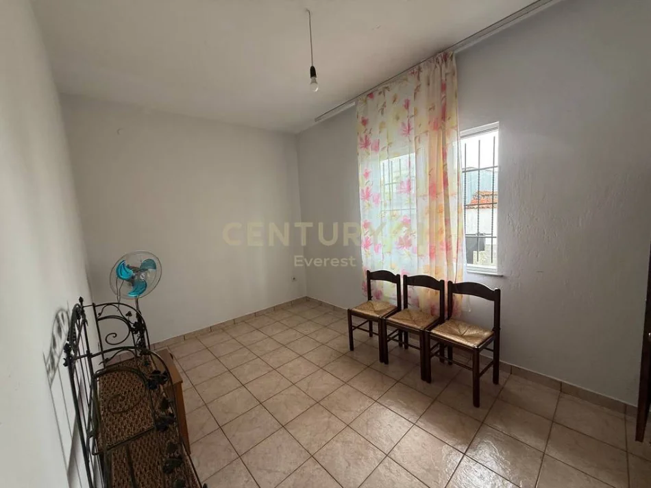 Tirane, shes shtepi 2+1+Ballkon Kati 1, 356 m² 195.000 € (kodra e priftit)