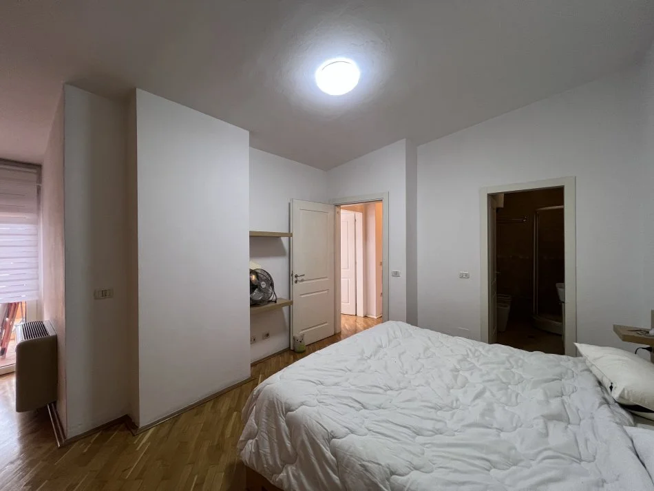 Tirane, jepet me qera apartament+verande | Penthouse 2+1+Aneks+Ballkon Kati 5, 160 m² 800 € (Liqeni Thate)