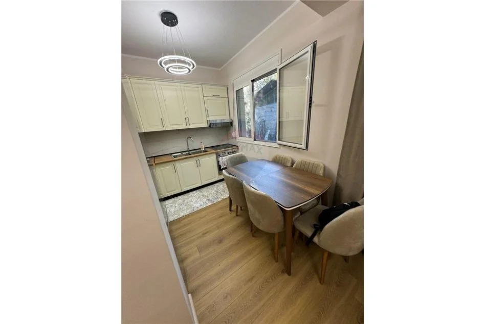 Tirane, jepet me qera apartament Kati 1, 132 m² 400 € 