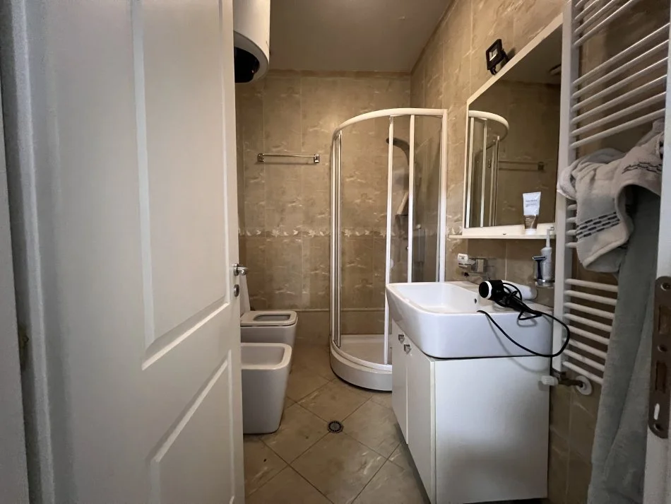 Tirane, jepet me qera apartament+verande | Penthouse 2+1+Aneks+Ballkon Kati 5, 160 m² 800 € (Liqeni Thate)