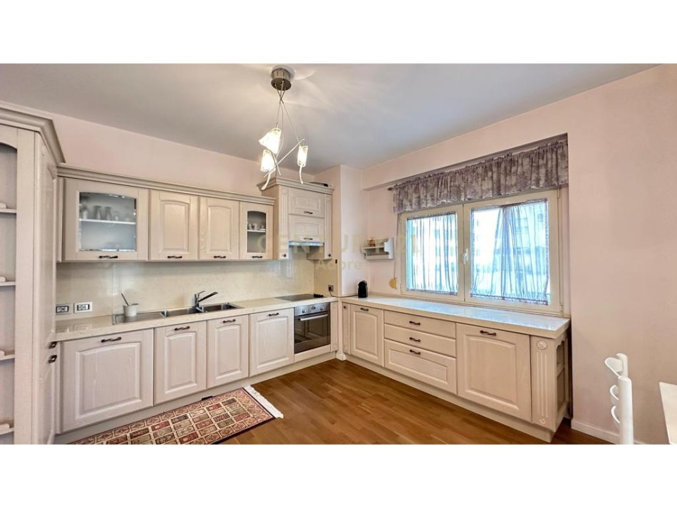 Tirane, jepet me qera apartament 2+1+Aneks+Ballkon Kati 2, 140 m² 900 € 