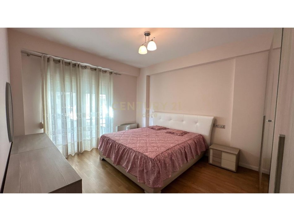 Tirane, jepet me qera apartament 2+1+Aneks+Ballkon Kati 2, 140 m² 900 € 