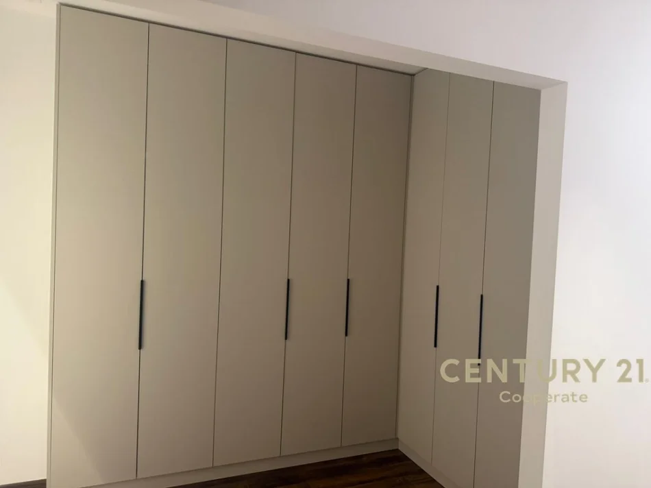 Tirane, jepet me qera apartament 1+1 Kati 6, 112 m² 1.300 € (Rruga Faik Konica)