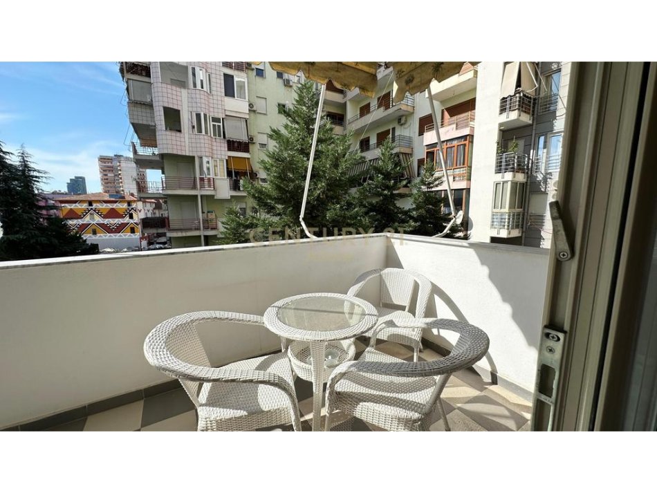 Tirane, jepet me qera apartament 2+1+Aneks+Ballkon Kati 2, 140 m² 900 € 
