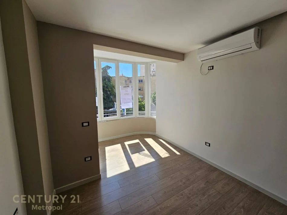 Tirane, jepet me qera zyre Kati 3, 120 m² 1.200 € (Zogu i Zi)