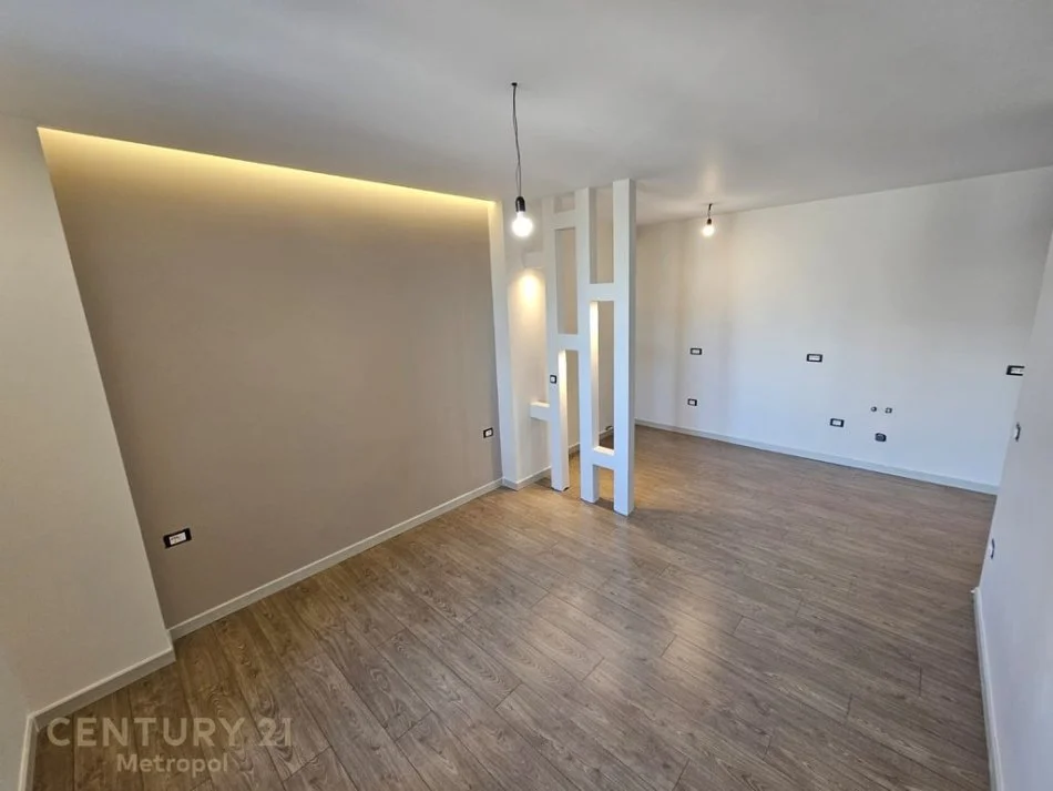 Tirane, jepet me qera zyre Kati 3, 120 m² 1.200 € (Zogu i Zi)