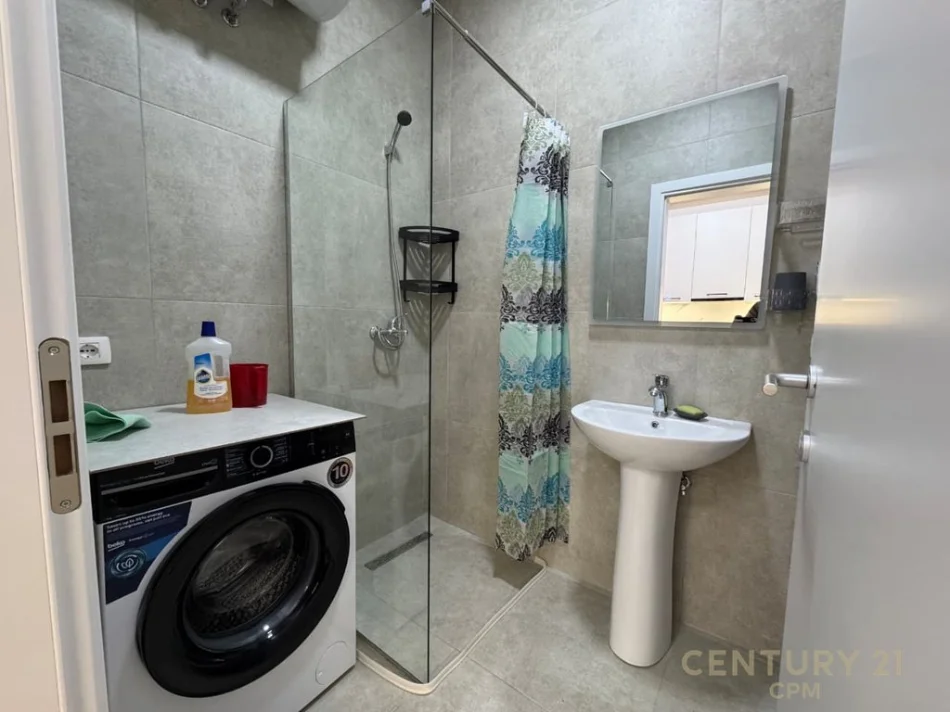 Tirane, jepet me qera apartament 1+1 Kati 7, 55 m² 500 € (5 Maji)