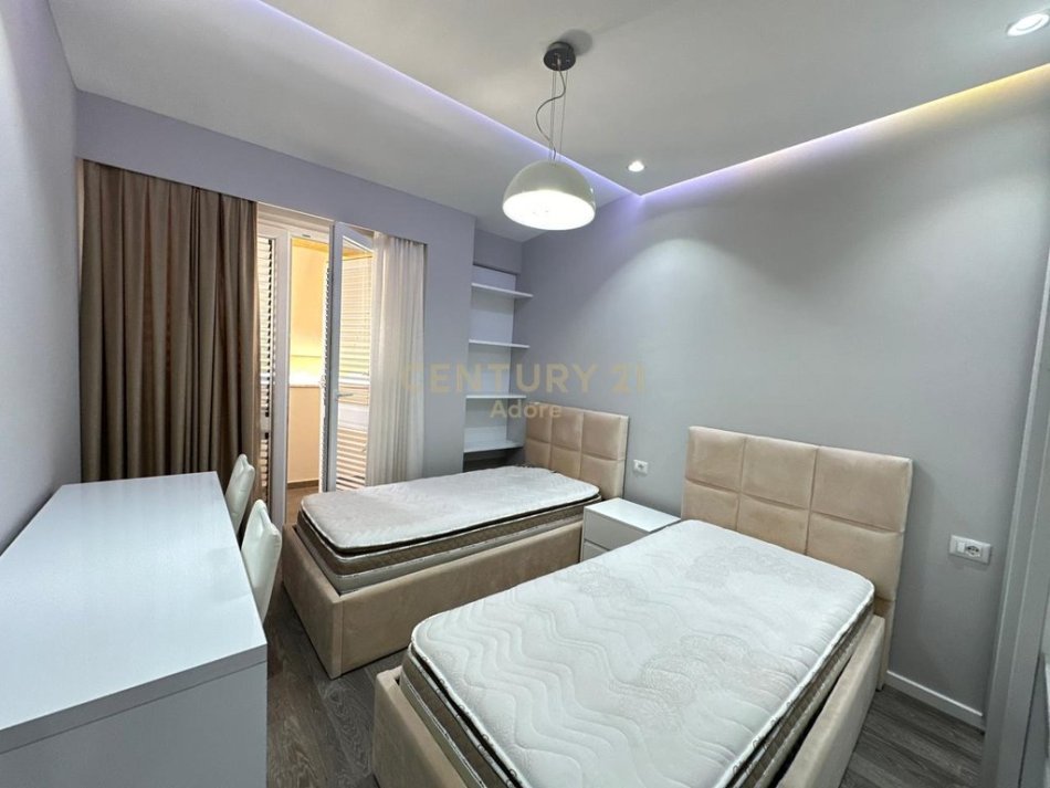 Tirane, jepet me qera apartament+verande | Penthouse 3+1+Aneks+Ballkon Kati 6, 140 m² 1.400 € 