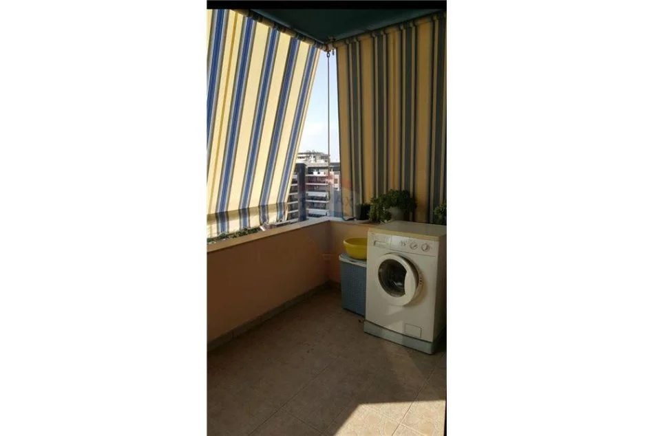 Tirane, jepet me qera apartament 1+1 Kati 8, 65 m² 500 € (Lidhja e Prizrenit-Bllok-Garda)