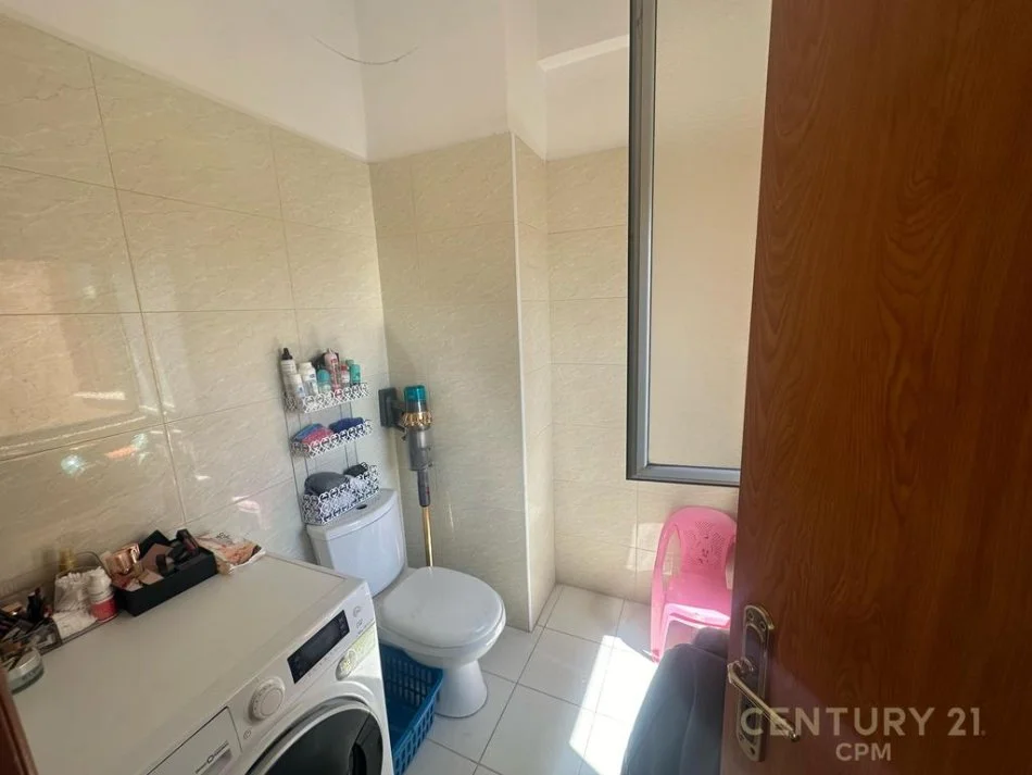 Tirane, jepet me qera 2+1 Kati 8, 109 m² 500 € 