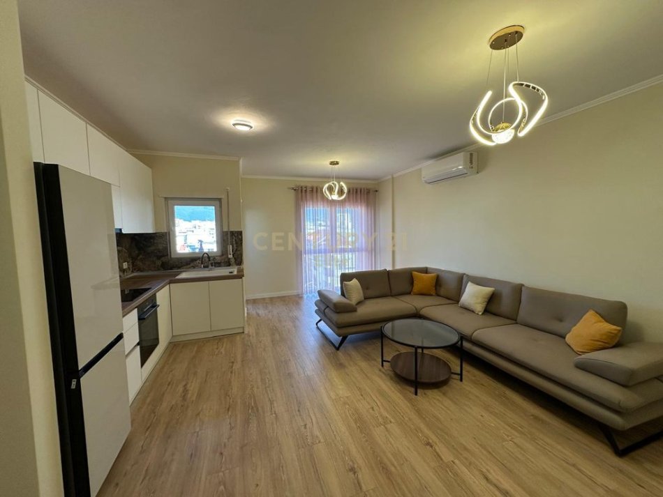 Tirane, jepet me qera apartament 2+1+Aneks+Ballkon Kati 5, 97 m² 800 € (Shkolla e Kuqe)