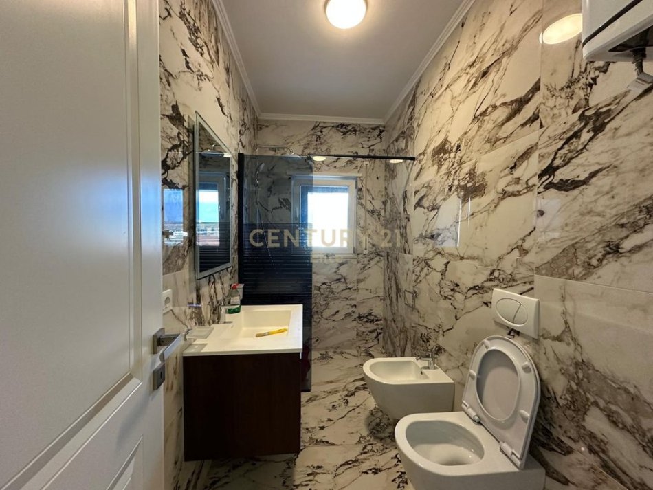 Tirane, jepet me qera apartament 2+1+Aneks+Ballkon Kati 5, 97 m² 800 € (Shkolla e Kuqe)