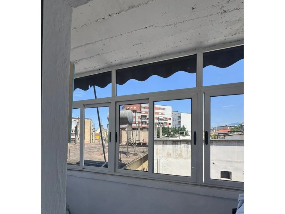 Tirane, jepet me qera apartament 3+1 Kati 3, 100 m² 600 € 