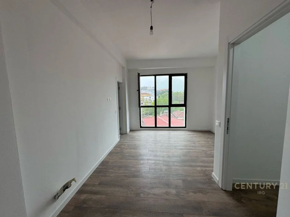 Tirane, jepet me qera apartament 2+1 Kati 2, 117 m² 600 € (Kompleksi Arlis, Rruga e Dibres)
