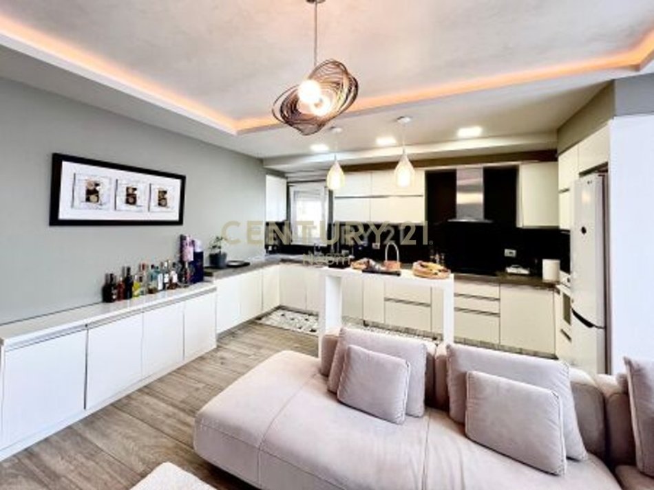 Tirane, jepet me qera apartament 2+1+Aneks+Ballkon Kati 4, 94 m² 1.100 € 