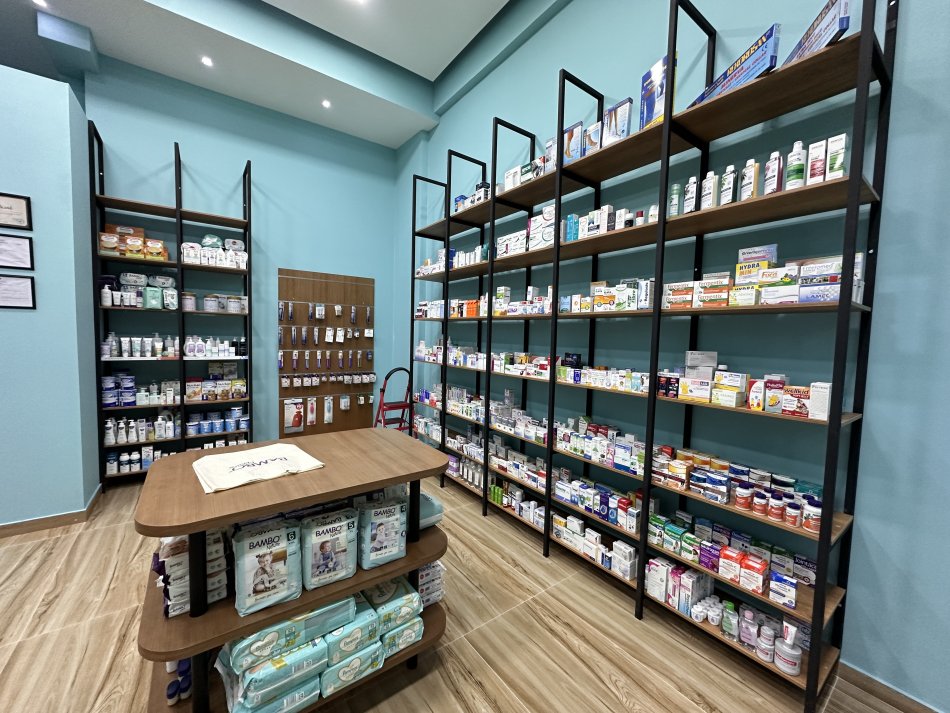 Tirane, shes mobilje per farmaci 1 €
