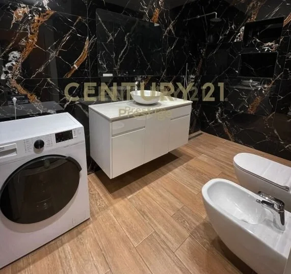 Tirane, jepet me qera apartament 1+1 Kati 1, 70 m² 700 € (Komuna e Parisit)