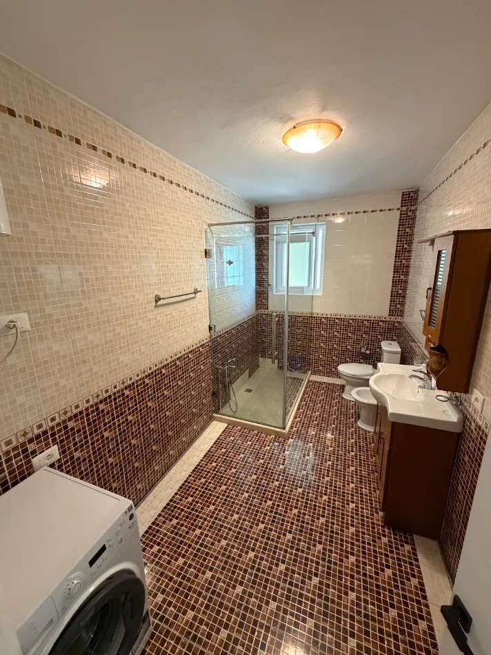 Tirane, jepet me qera 1+1 Kati 5, 60 m² 650 € 