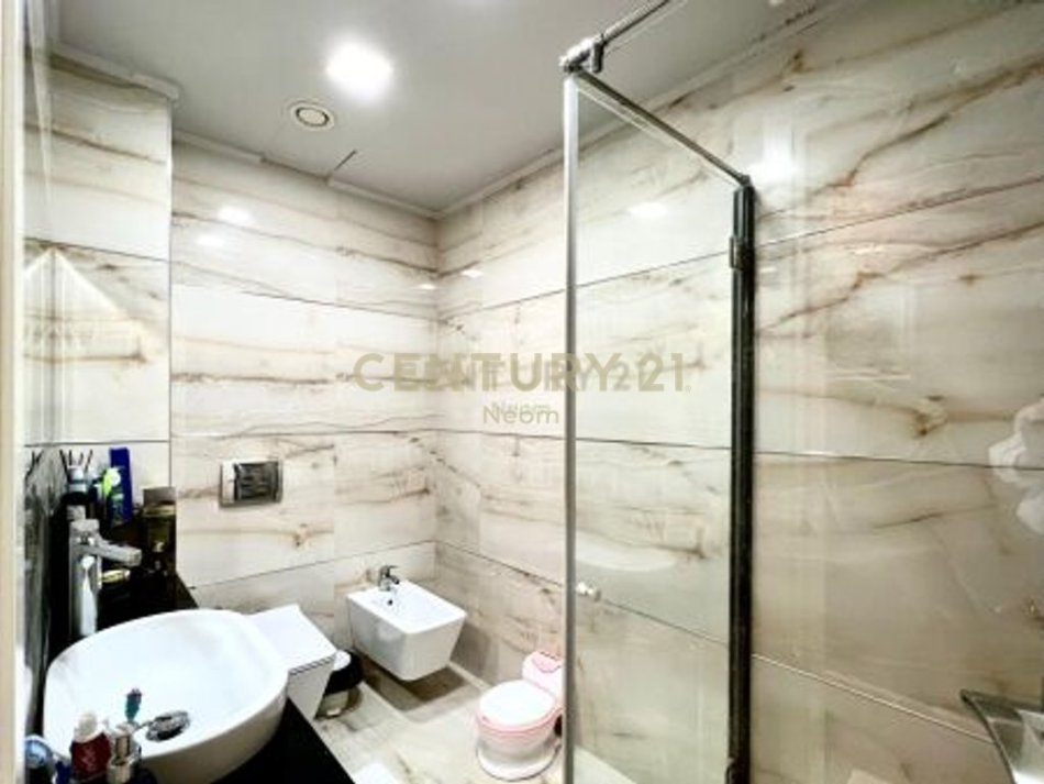 Tirane, jepet me qera apartament 2+1+Aneks+Ballkon Kati 4, 94 m² 1.100 € 